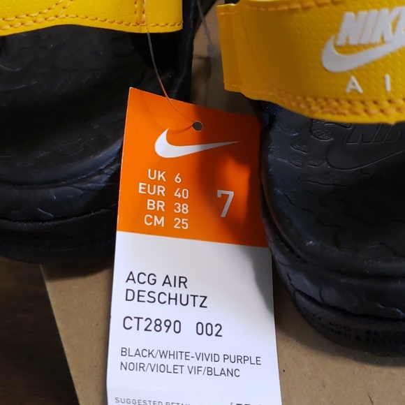 Nike - Picture 2 of 3